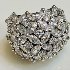 Elegant Silver Floral  Dome Cocktail  Ring size 6